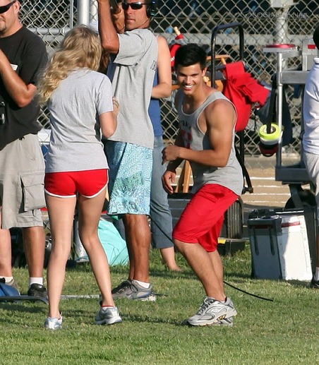 taylor-lautner-taylor-swift-valentines-day-film-set-muscles. Share this: